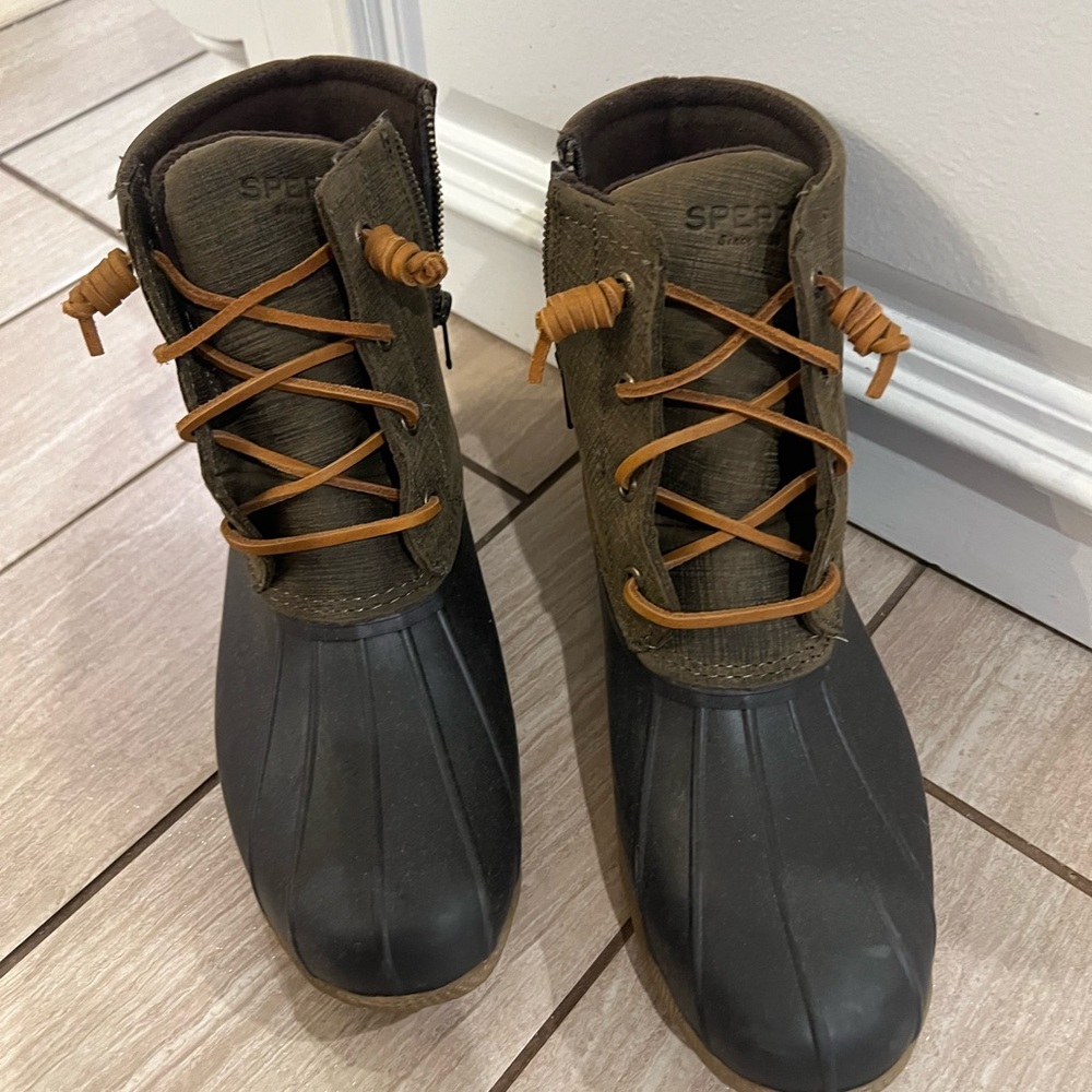 Women’s Sperry boots worn once